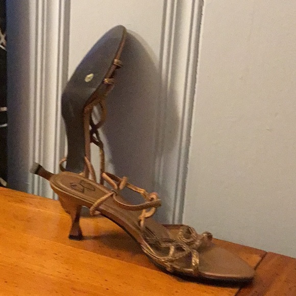 Worn sandals , man made material - Picture 5 of 7